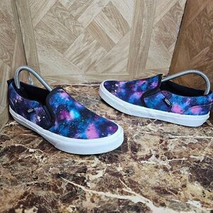 Vans women's Off The Wall skateboard slip-on shoe size 6.    082